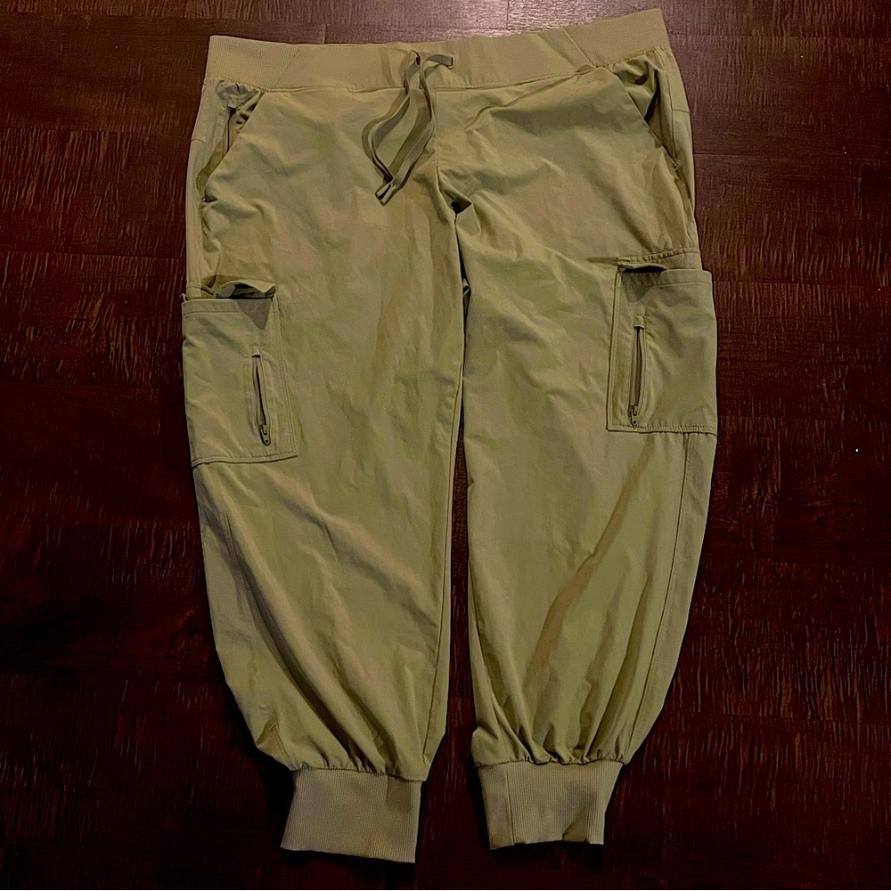 ⭐️ Green Activewear Joggers With Zipper Pockets ⭐️